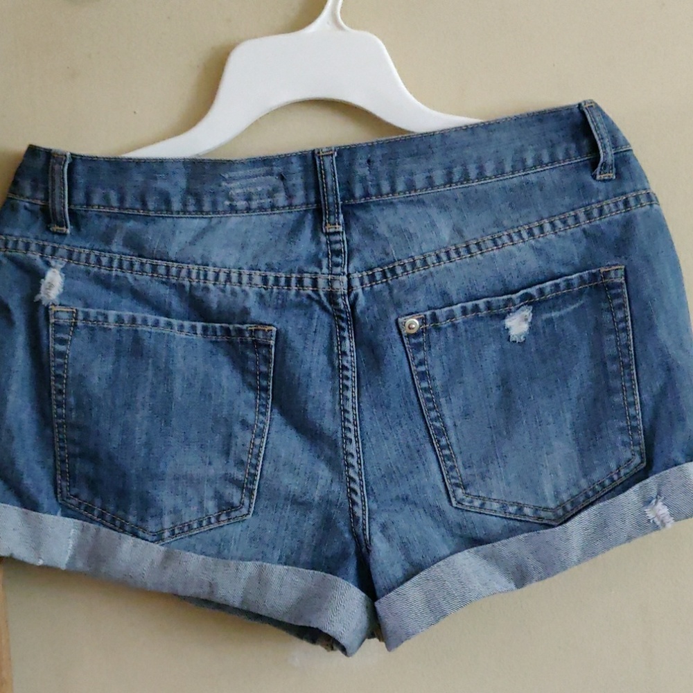 Shorts - Picture 3 of 4